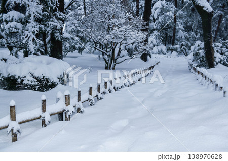 雪景色が美しい兼六園 138970628