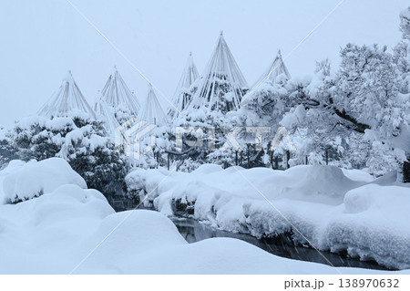 雪景色が美しい兼六園 138970632