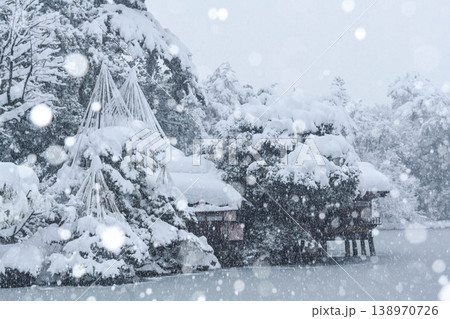 雪景色が美しい兼六園 138970726