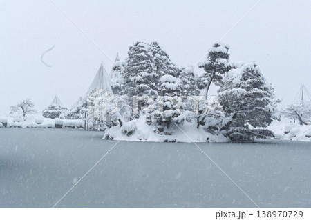 雪景色が美しい兼六園 雪景色が美しい兼六園 138970729