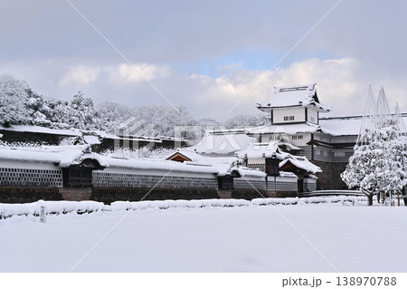 雪景色が美しい金沢城公園 138970788