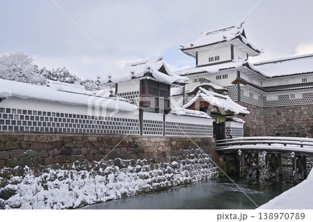 雪景色が美しい金沢城公園 雪景色が美しい金沢城公園 138970789