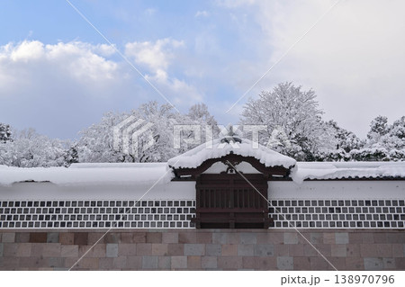 雪景色が美しい金沢城公園 138970796