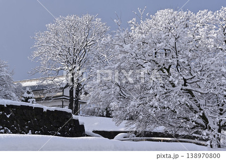 雪景色が美しい金沢城公園 雪景色が美しい金沢城公園 138970800