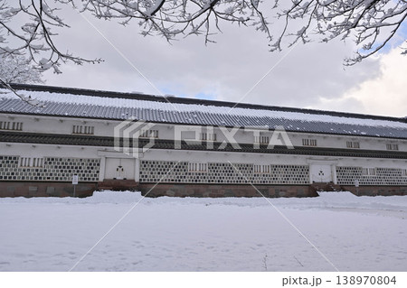 雪景色が美しい金沢城公園 138970804