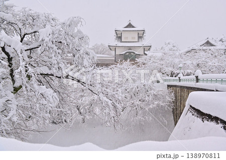 雪景色が美しい金沢城公園 138970811