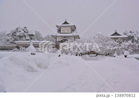 雪景色が美しい金沢城公園 138970812
