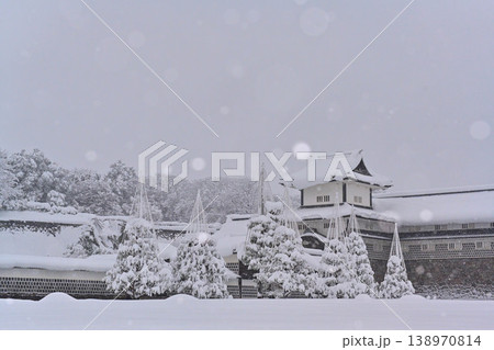 雪景色が美しい金沢城公園 138970814
