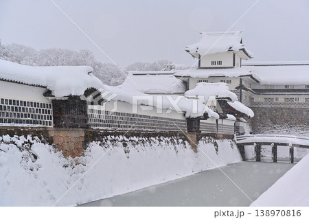 雪景色が美しい金沢城公園 138970816