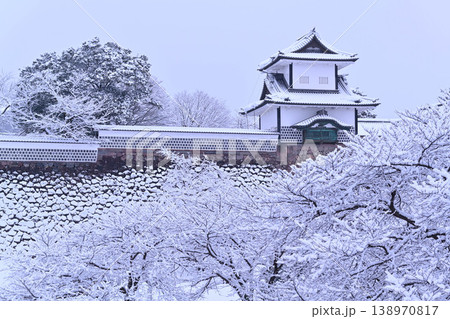 雪景色が美しい金沢城公園 138970817