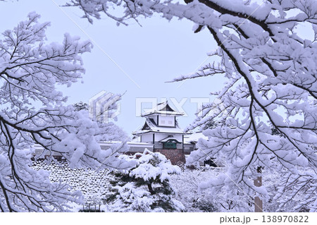 雪景色が美しい金沢城公園 138970822