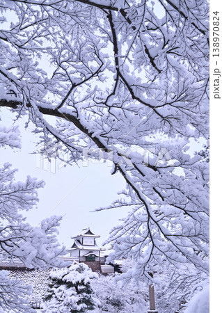 雪景色が美しい金沢城公園 138970824