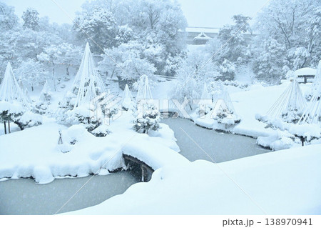雪が降る美しい金沢城玉泉院丸庭園 138970941