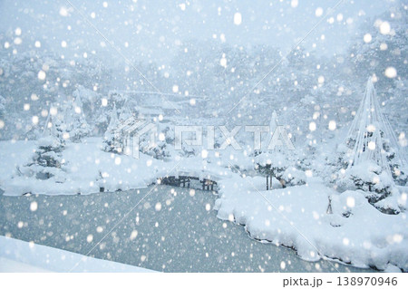 雪が降る美しい金沢城玉泉院丸庭園 138970946