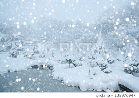 雪が降る美しい金沢城玉泉院丸庭園 138970947