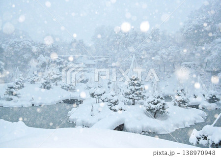 雪が降る美しい金沢城玉泉院丸庭園 138970948