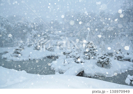 雪が降る美しい金沢城玉泉院丸庭園 138970949