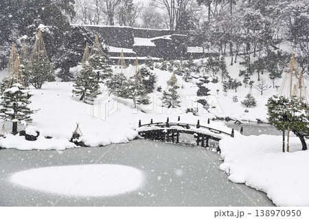 雪が降る美しい金沢城玉泉院丸庭園 138970950