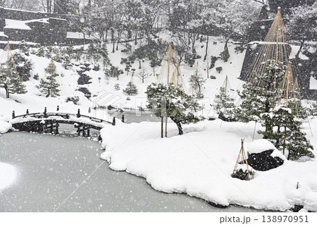 雪が降る美しい金沢城玉泉院丸庭園 138970951