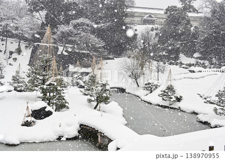 雪が降る美しい金沢城玉泉院丸庭園 138970955