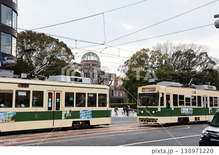 原爆ドームの前を走行する広電の路面電車(広島県広島市) 原爆ドームの前を走行する広電の路面電車(広島県広島市) 138971220