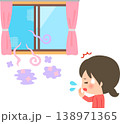 開けた窓から入ってくる香料臭と驚く女性 138971365