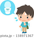 外出中にトイレに行きたくなって焦っている男性 138971367
