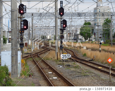 鉄路の交わり 茅ヶ崎駅から望む相模線の線路と架線 138971410