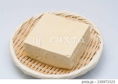竹皿にお豆腐 138971523