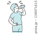 汗だくで水分補給をするスポーツウェア姿のぽっちゃりシニア女性のイラスト 138971615