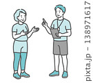 男性トレーナーと笑顔で会話するぽっちゃりシニア女性のイラスト 138971617