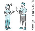 困り顔で男性トレーナーに相談するぽっちゃりシニア女性のイラスト 138971618