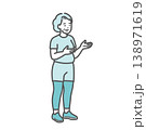 笑顔で会話・説明をするスポーツウェア姿のぽっちゃりシニア女性のイラスト 138971619