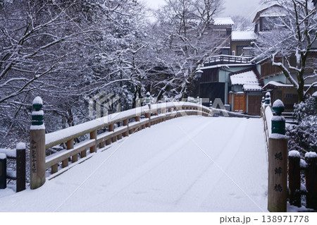 鶴仙渓こおろぎ橋の雪景色 138971778