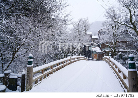 鶴仙渓こおろぎ橋の雪景色 鶴仙渓こおろぎ橋の雪景色 138971782