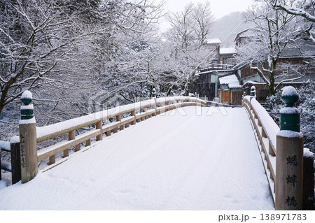 鶴仙渓こおろぎ橋の雪景色 鶴仙渓こおろぎ橋の雪景色 138971783