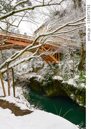 鶴仙渓こおろぎ橋の雪景色 138971791
