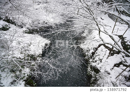 鶴仙渓の雪景色 138971792