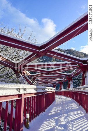 鶴仙渓あやとりはしの雪景色 鶴仙渓あやとりはしの雪景色 138971801