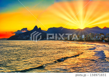 リオデジャネイロ湾の美しい夕景 138971831