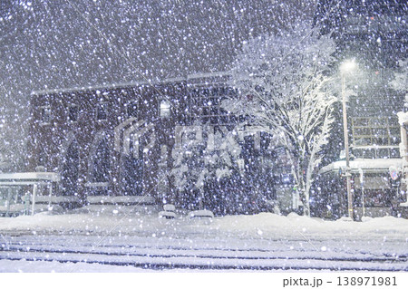雪降る金沢中心街 138971981