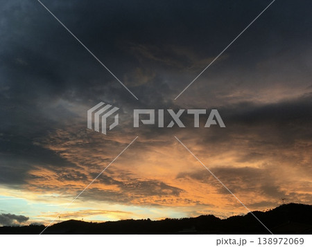ドラマチックな夕焼け空と山のシルエット 138972069