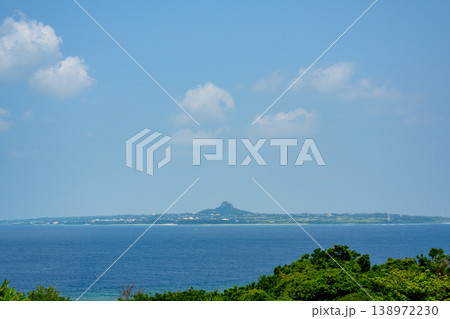 沖縄の青い海と空が広がる自然風景 沖縄の青い海と空が広がる自然風景 138972230