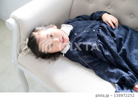ソファで横になりリラックスする日本人の女の子 ソファで横になりリラックスする日本人の女の子 138972252