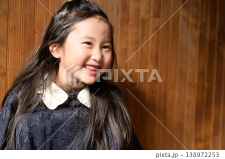 笑顔で横を向く日本人の女の子 138972253