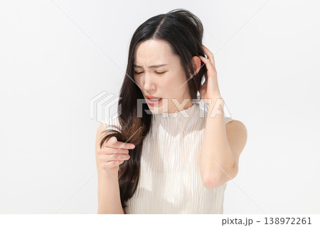 髪質に悩む女性 138972261