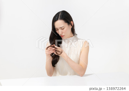 髪質に悩む女性 髪質に悩む女性 138972264