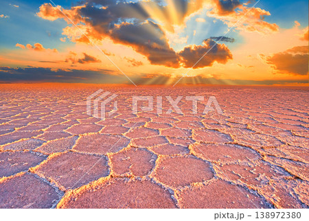乾季のウユニ塩湖の美しい夕景 乾季のウユニ塩湖の美しい夕景 138972380