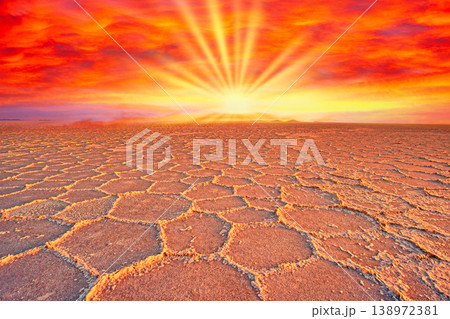 乾季のウユニ塩湖の美しい夕景 乾季のウユニ塩湖の美しい夕景 138972381