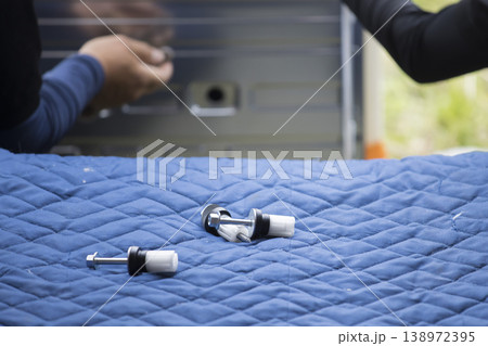 ドラム洗濯機を搬入前に輸送ボルトをはずすシーン ドラム洗濯機を搬入前に輸送ボルトをはずすシーン 138972395